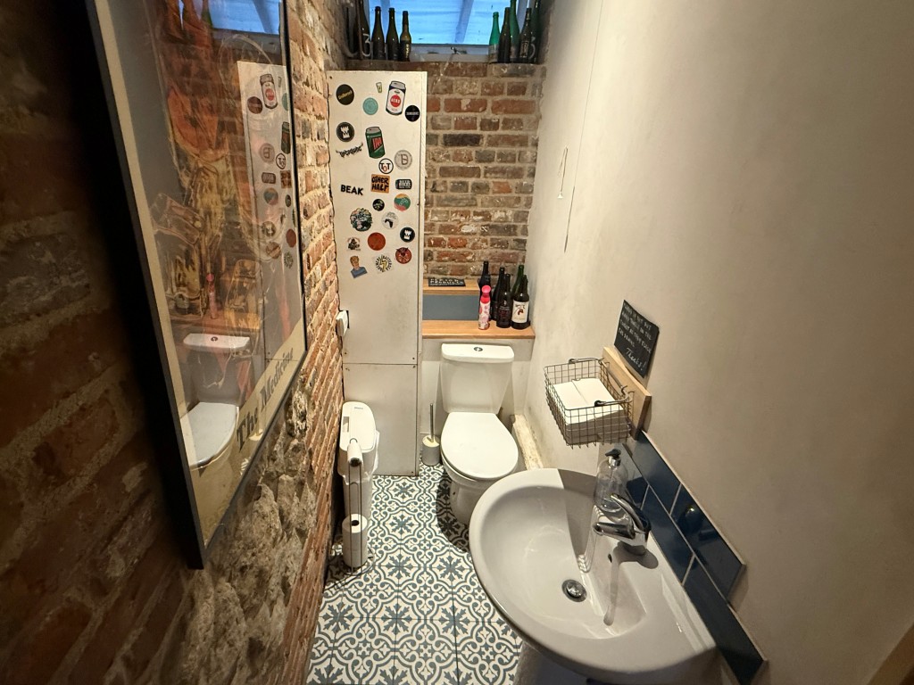 Lot: 73 - COMMERCIAL INVESTMENT IN HISTORIC TOWN CENTRE - W.C.